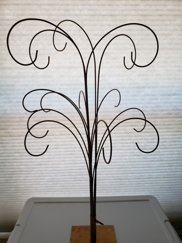 Black colored adjustable ornament stand